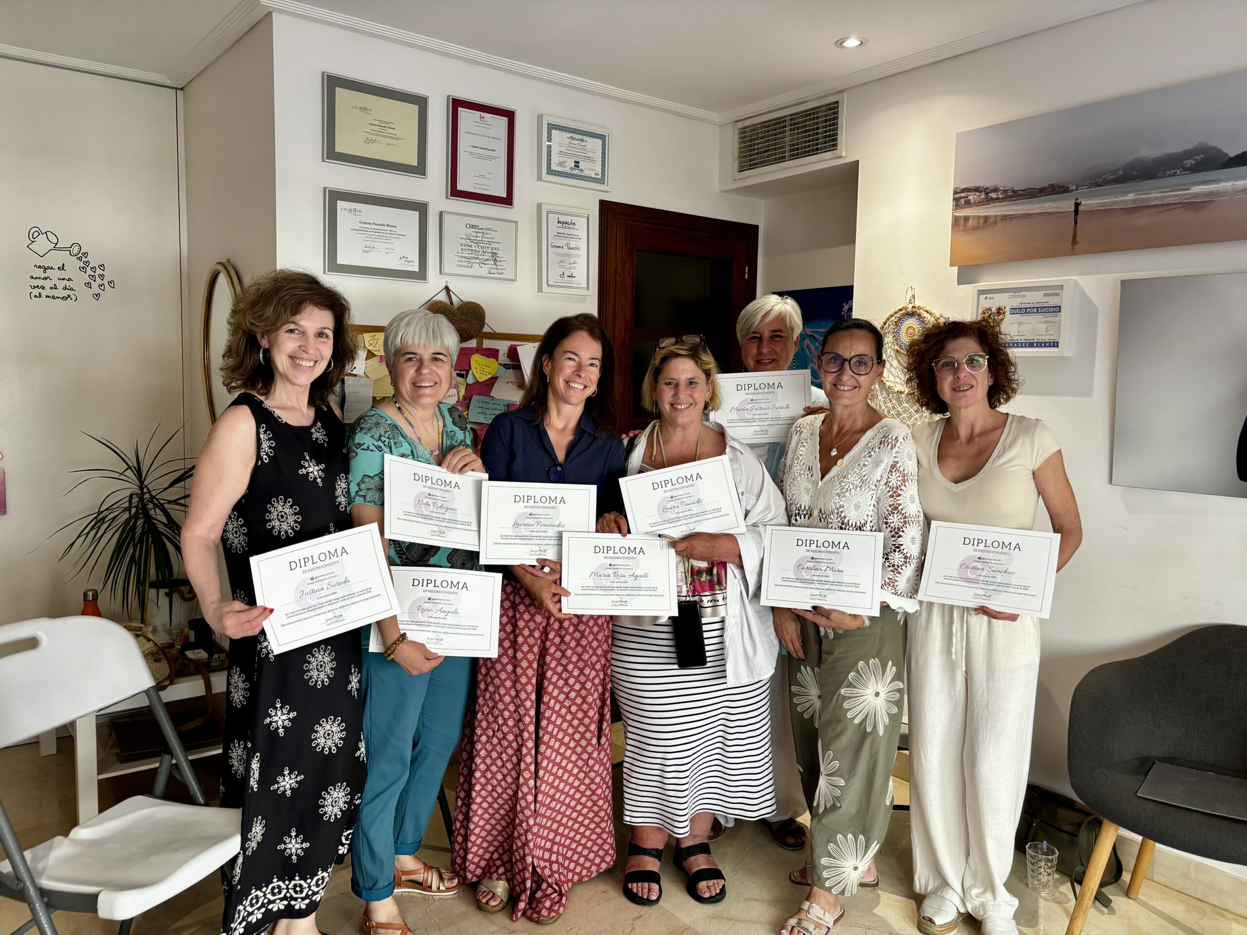 Mujeres participando en un proceso de autoconocimiento e integración interna durante la Travesía 8 Espacios.